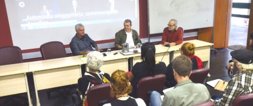 Reinaldo Moraes, Carlos Vogt e Alcir Pécora na aula inaugural da residência artística